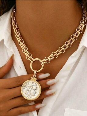 NWT Gorgeous Vintage Portrait Coin Pendant Gold
Necklace
